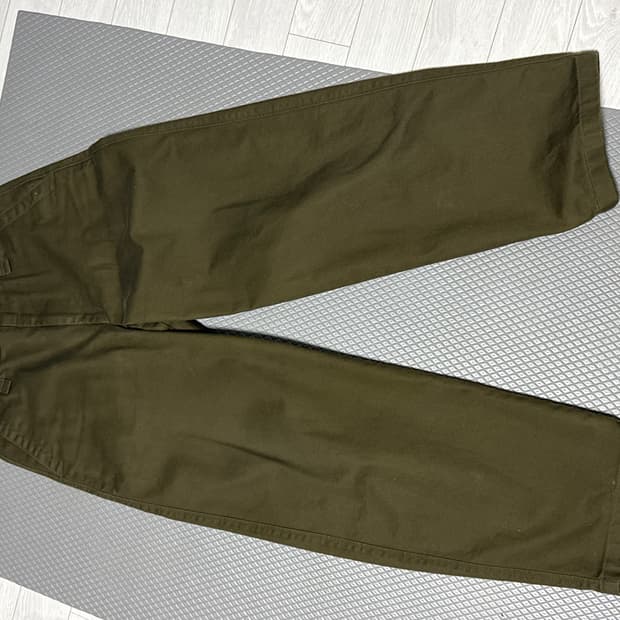 와이드핏 치노 팬츠 올리브 색상