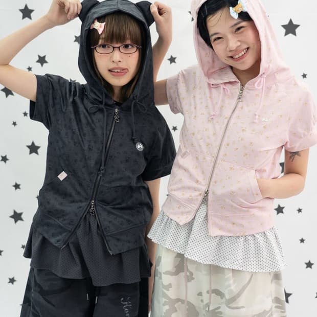 허그유어스킨 코리락쿠마 프린트 후드집업 차콜