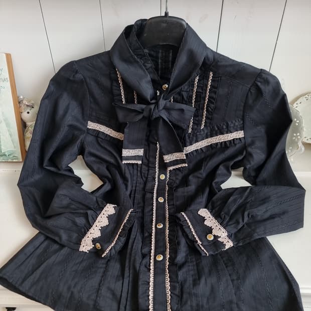 axes femme(악세스팜므) 블랙 레이스 리본 블라우스