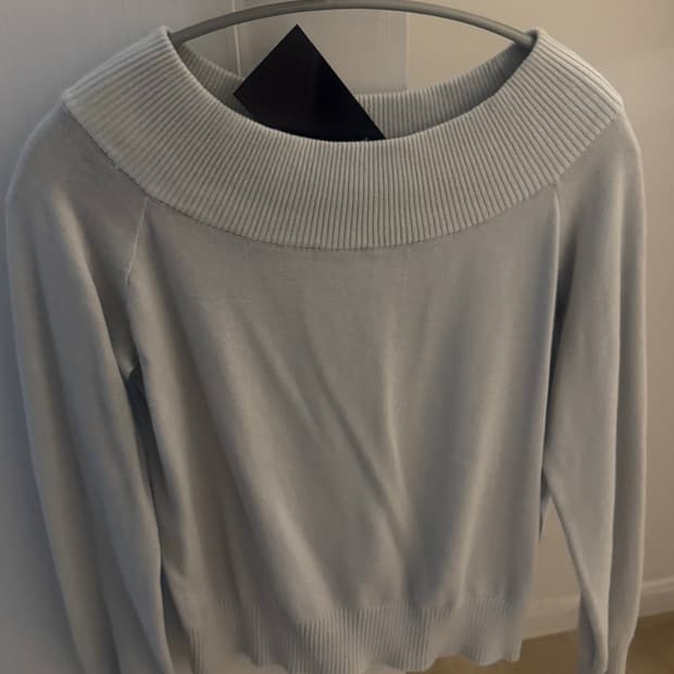 브렌디멜빌 오프숄더 니트