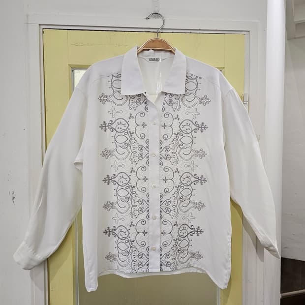 Japan 크롬st 자수 블라우스