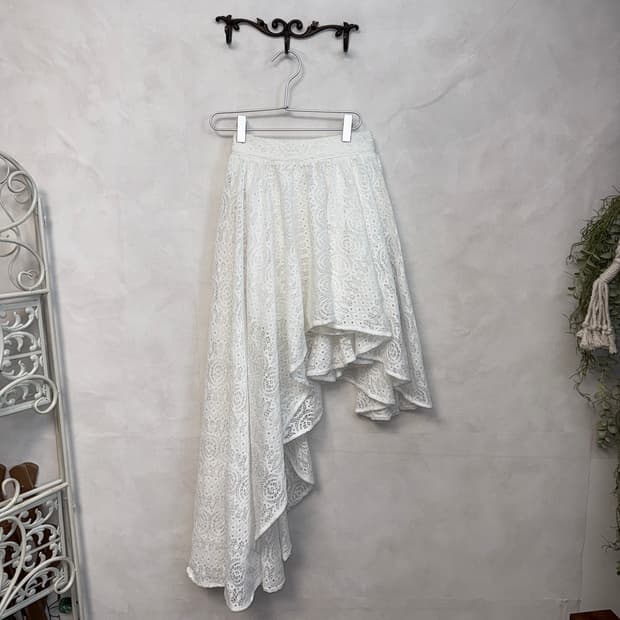 White bohemian punching unbalanced skirt