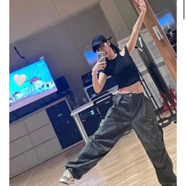 김채원 착용) 라우코하우스 핀턱 나일론 카고팬츠 카키 s