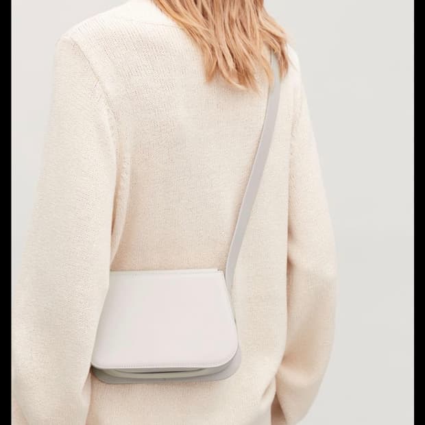 코스 레더 크로스백