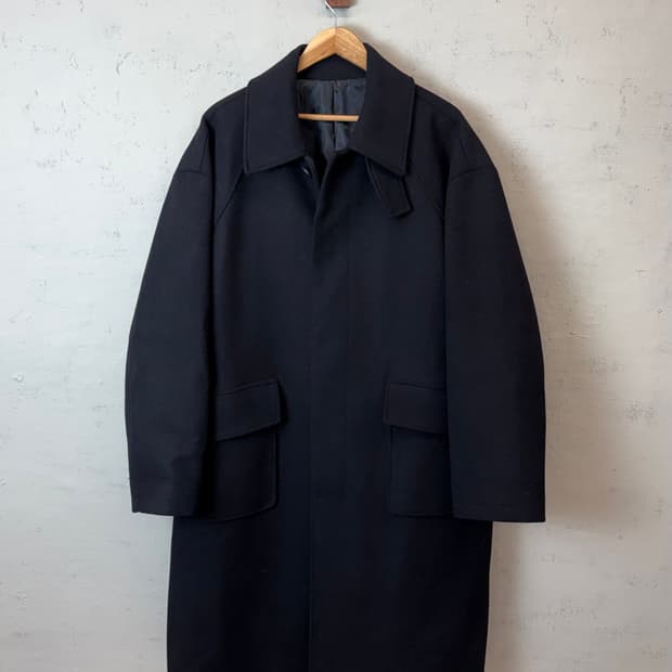 키뮤어 서플러스 울 세미오버 발마칸 코트 블랙