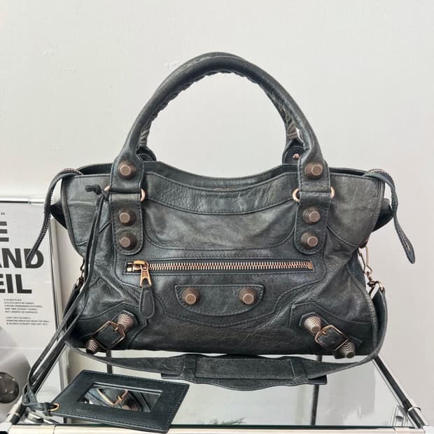 발렌시아가 자이언트 모터백 시티백 구합니다!!