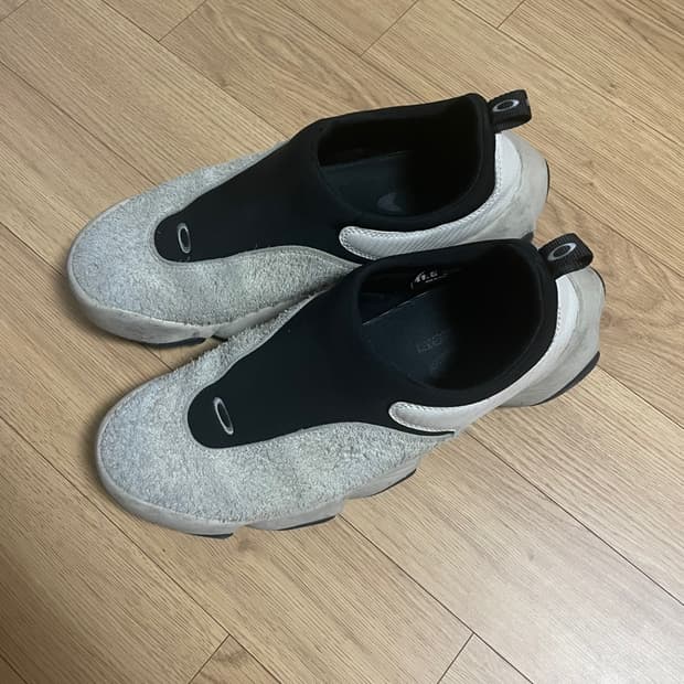 오클리 신발 팩토리 팀 x 브레인 데드 플래시 밀크 블랙
