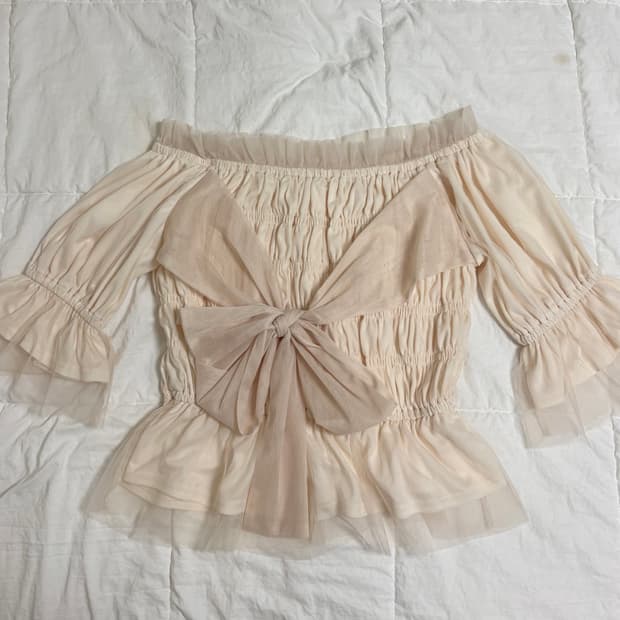 엑시즈팜므 오프숄더 셔링 프릴 리본 핑크 블라우스 