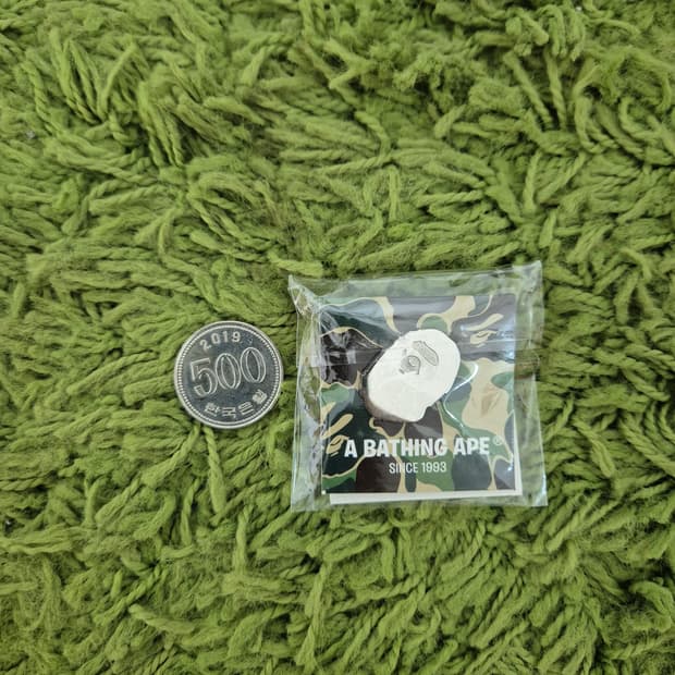 A BATHING APE pin 베이프