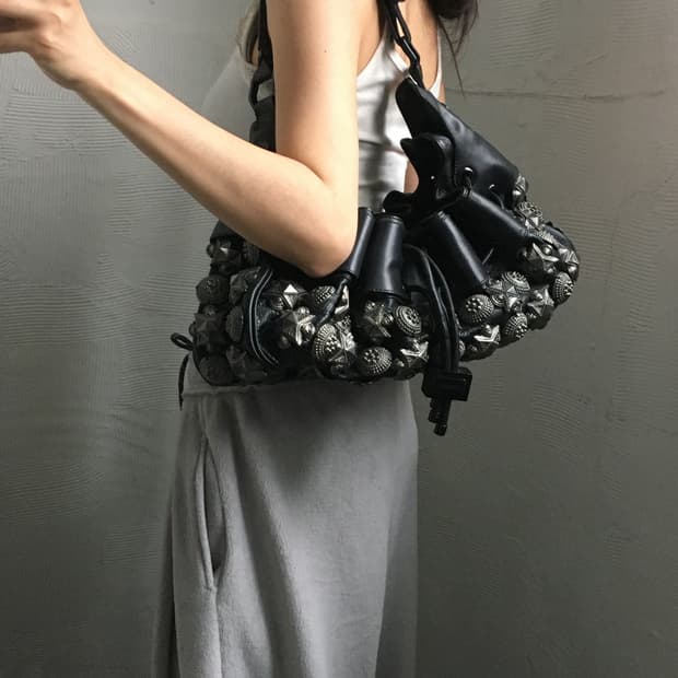 Burberry 버버리 블랙 큐빅 스터드 백