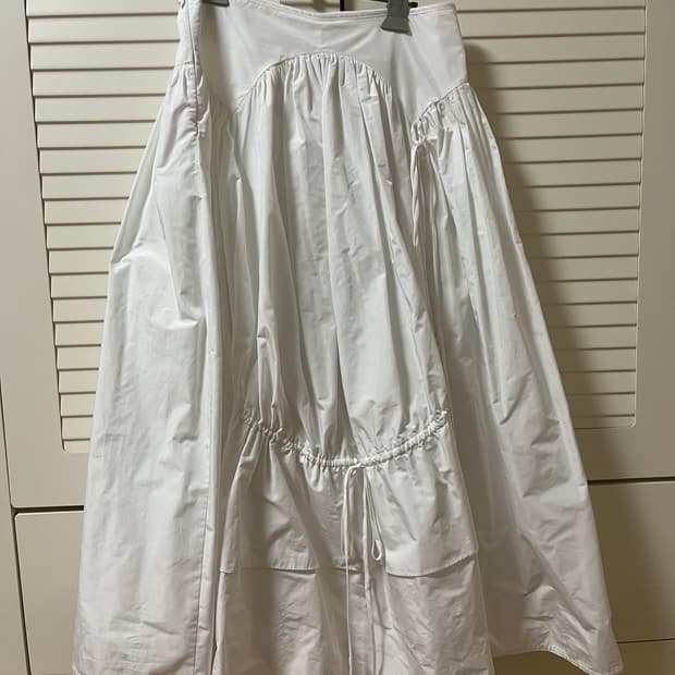 졸리에이드 화이트 롱 셔링 스커트