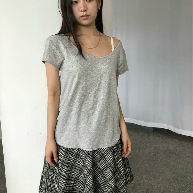 그레이 오프숄더 티셔츠
