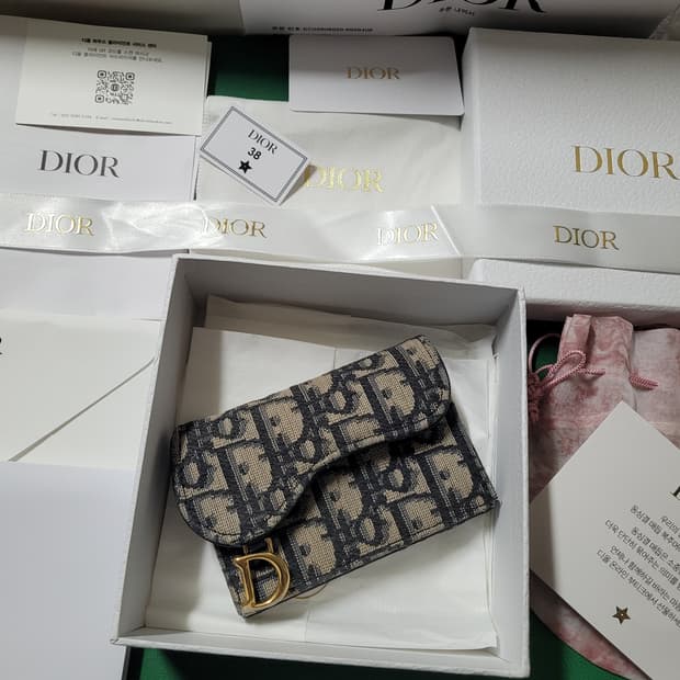 디올 오블리크 새들플랩 카드지갑