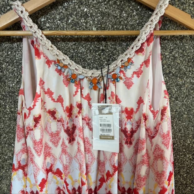 (새상품) 오즈세컨 O’2nd 이캇 패턴 태슬 나시 블라우스