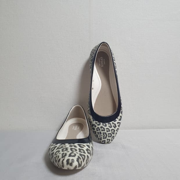 크록스 리나 그래픽 플랫슈즈 레오파드 230mm