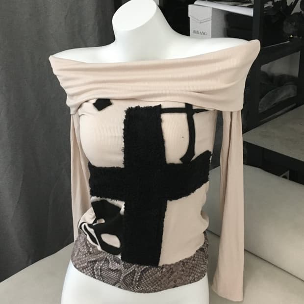 ༒ cross print off-shoulder tee