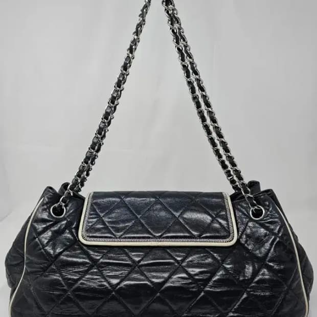 정품 샤넬 아코디언 숄더백정품 샤넬 아코디언 숄더백
블랙 색상에 은장 체