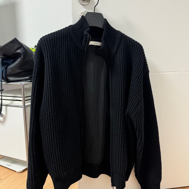 [M] 아모멘토 풀 집업 블랙