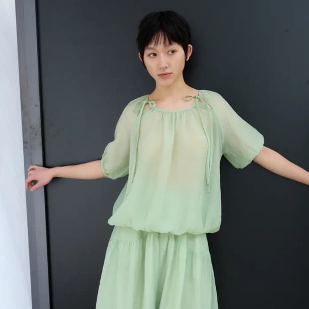 버뮬라 SHEER STRAP BLOUSE (LIGHT GREEN)