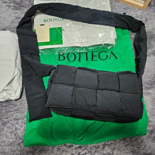 보테가 베네타 패딩 카세트백 블랙