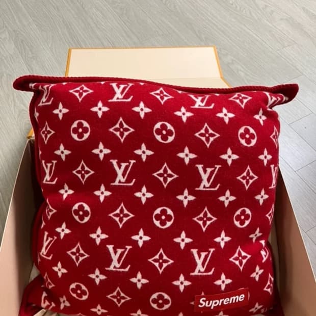 루이비통 x 슈프림 모노그램 쿠션 레드 새상품