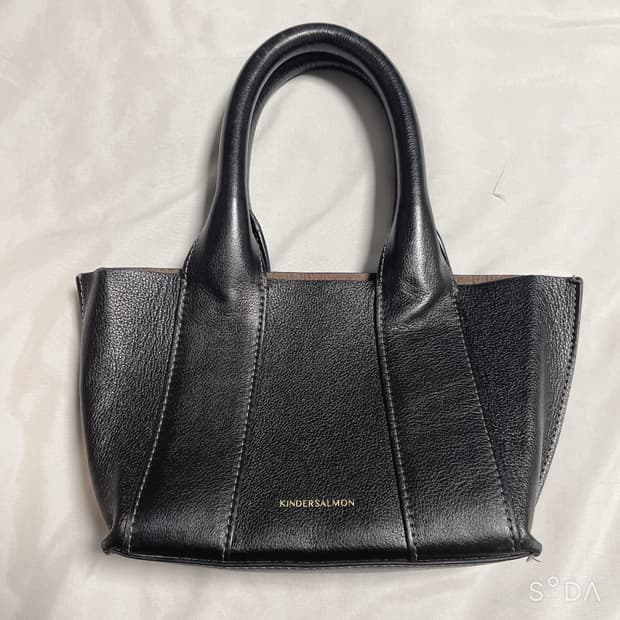 킨더살몬 블랙 레더 토트백
