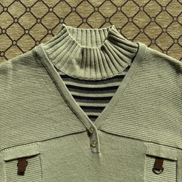 아이보리 넥 디테일 니트