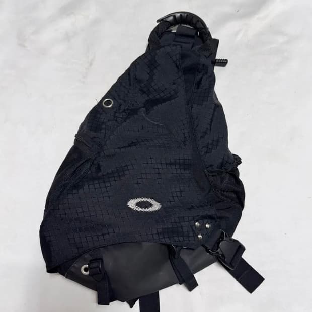 오클리 블랙 슬링백