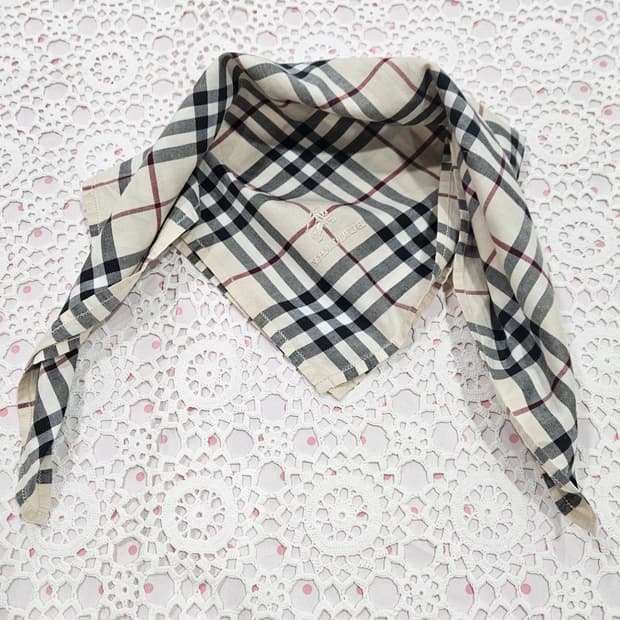 버버리 체크손수건 아이보리