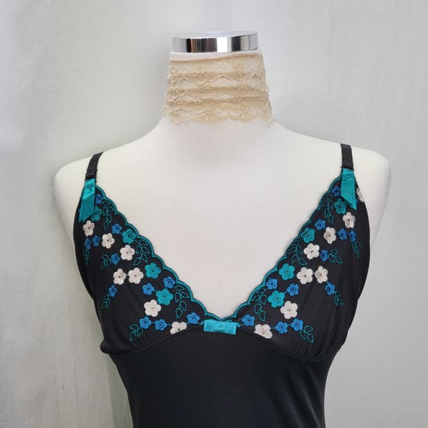 빈티지 무드 청록 플라워 자수 블랙 캐미솔