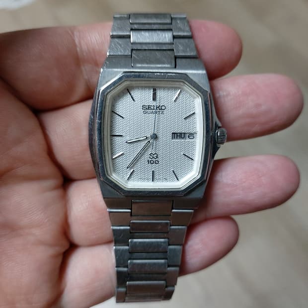 세이코 쿼츠 SQ100 모델입니다.