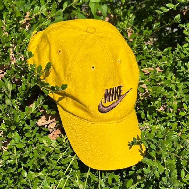 [F] NIKE 나이키 브라운 로고 옐로우 볼캡 모자