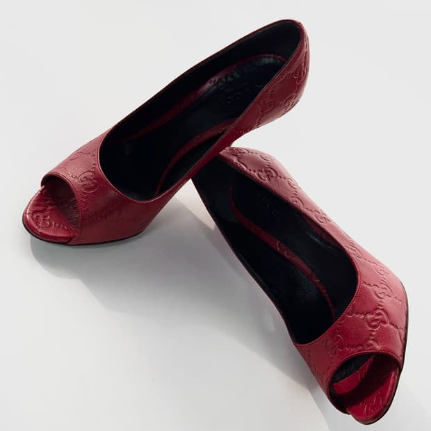 구찌 GG 엠보 로고 펌프스 힐