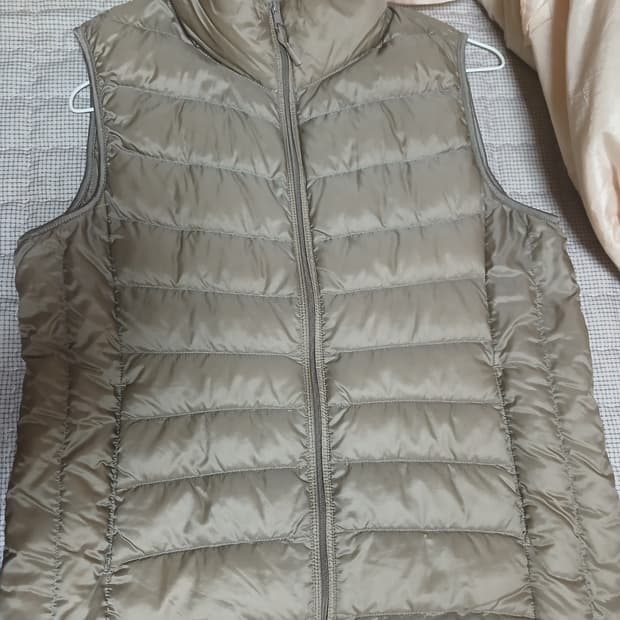 유니클로 여성 덕다운 패딩조끼 L사이즈 상태굿 가격팍인하