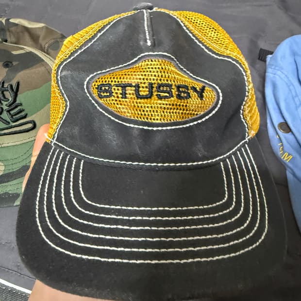 스투시 로우 프로 트러커 컷아웃 레더 스냅백 허니