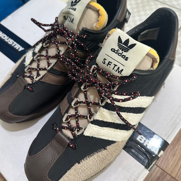 아디다스 x 송포더뮤트(SFTM) 컨트리 OG 코어 블랙 코어 화이트