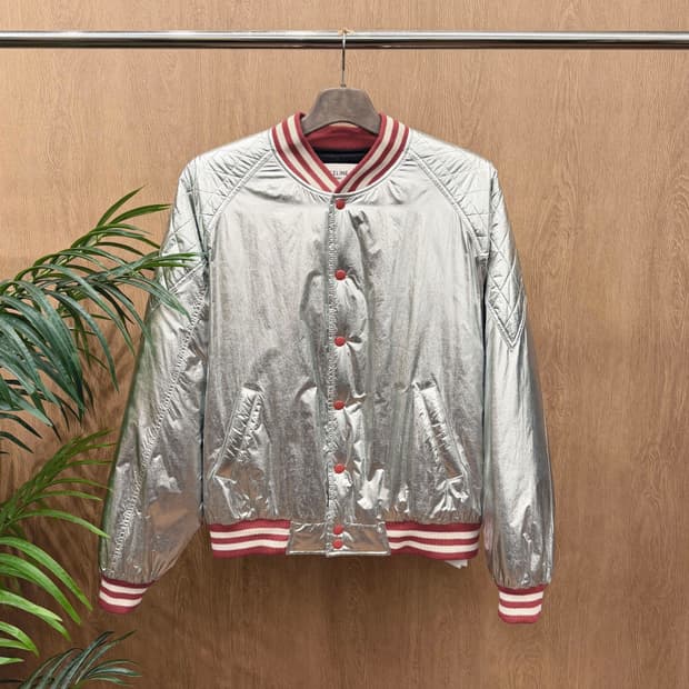 셀린느 바시티 자켓 메탈릭 실버 퀄팅 슬리브 디테일 레귤러핏 실버