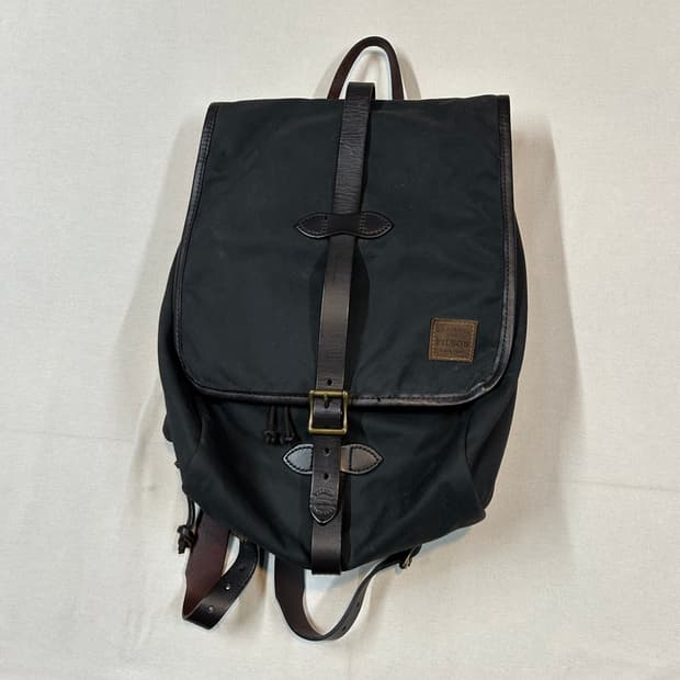 필슨(Filson) 70017 틴 크로스 가죽 스트랩 백팩