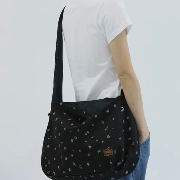 밈더워드로브 스타 프린팅 리버시블 백_ 블랙 & 차콜
