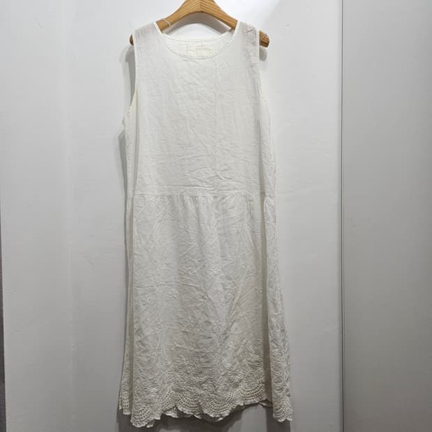 화이트 자수 레이스 민소매 롱원피스 