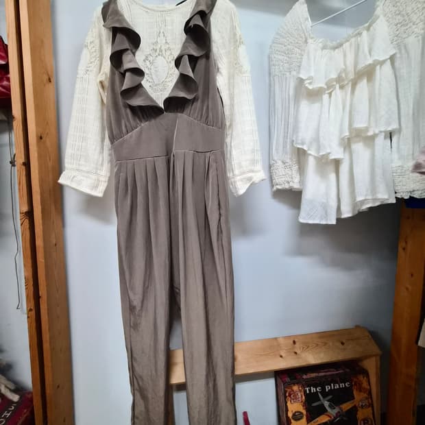 withbase 프릴 점프수트