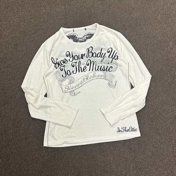 L)IntheAttic 빈티지 자수 레터링 롱슬리브