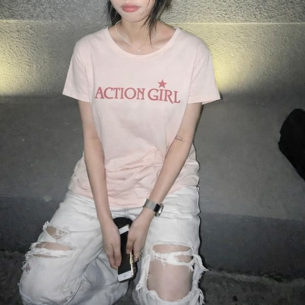 빈티지 액션 걸 티셔츠