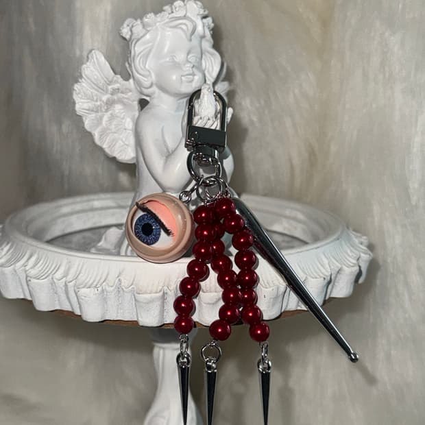 punky eye keyring red