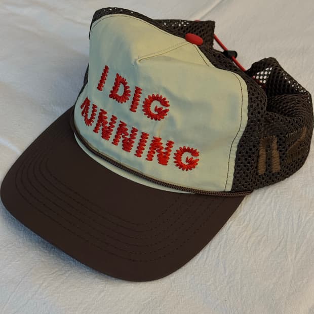 알렉스 조노 아이 디그 러닝 트러커 햇 OG 브라운