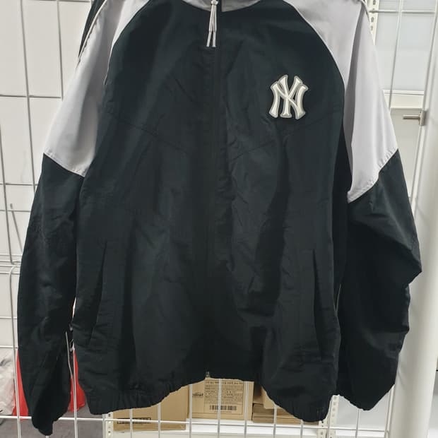 MLB 뉴욕 양키즈 심볼 배색 바람막이 자켓 105사이즈 판매합니다