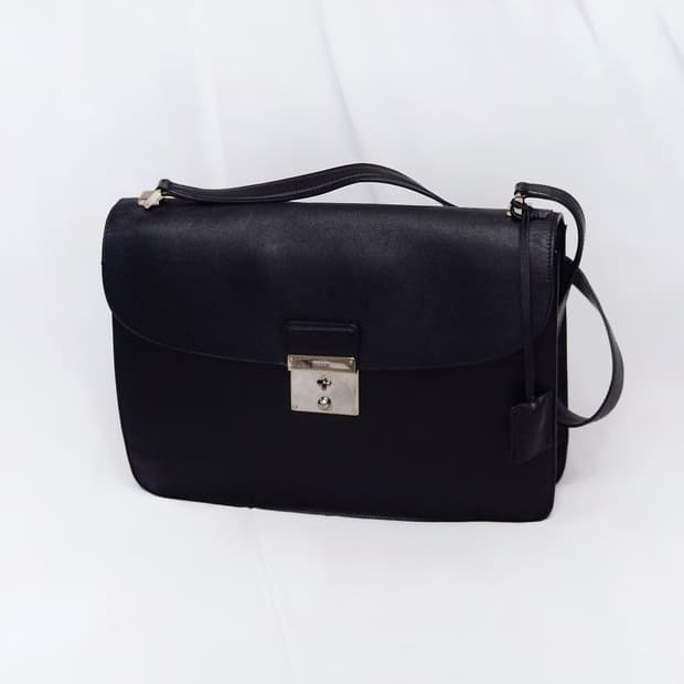발리 (BALLY) 로아노 클래식 패드락 베지터블 레더 플랩 숄더백