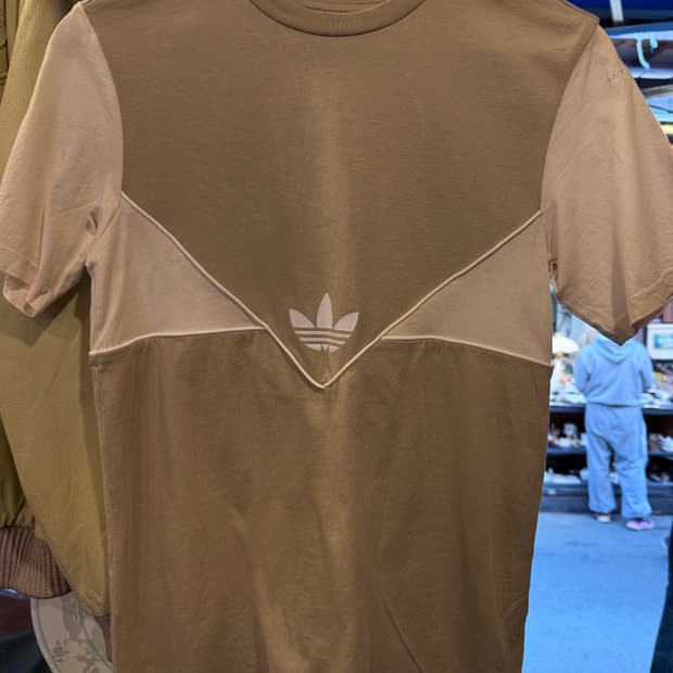 아디다스 베이지 반팔티