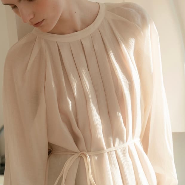 모멧 오뜨르 핀턱 블라우스 크림옐로우