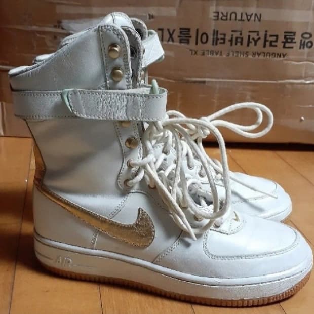 00s 올드스쿨 나이키 에어포스1 6인치 털부츠 흰금 240